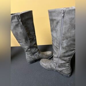 DIDOA GRAY KNEE HIGH SIZE 6.5 LADIES BOOTS. ZIPPER ON BOTH SIDES. 1-1/8” HERL